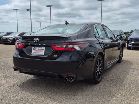 Used 2023 Toyota Camry SE FWD image 3