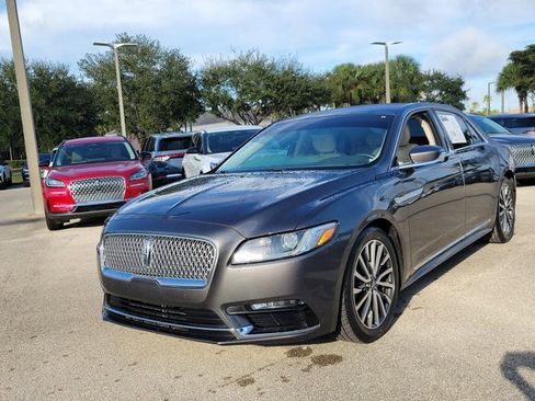 Used 2017 Lincoln Continental Select image 3