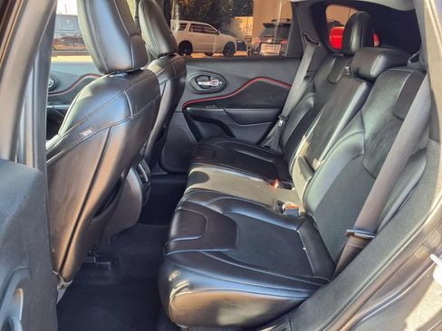 Used 2019 Jeep Cherokee Latitude Plus AWD/4WD image 11
