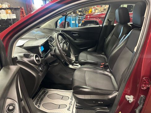 Used 2016 Chevrolet Trax LT w/ LT Sun and Sound Package AWD/4WD image 11
