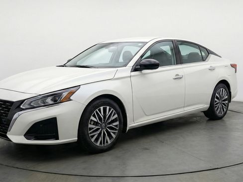 Used 2025 Nissan Altima 2.5 SV image 3