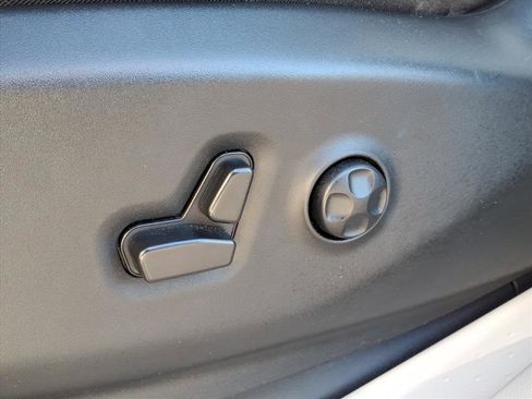 Used 2024 Chrysler Pacifica Touring-L image 5