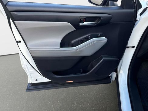 Used 2021 Toyota Highlander XLE image 18