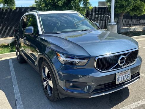 Used 2021 Volvo XC40 T5 Momentum w/ Premium Package image 2