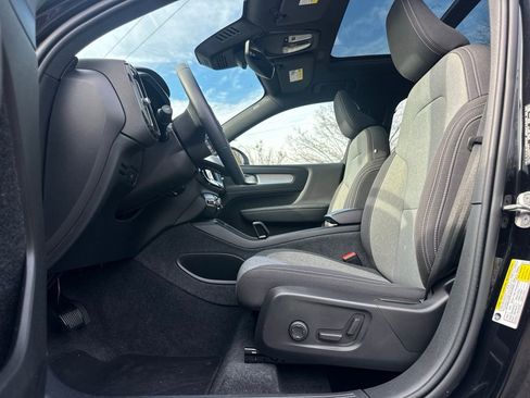 Used 2024 Volvo XC40 B5 Core image 16