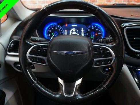 Used 2019 Chrysler Pacifica Touring-L w/ Advanced Safetytec Group image 12