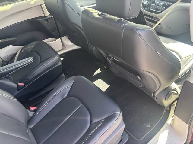 Used 2023 Chrysler Pacifica Touring-L FWD image 23