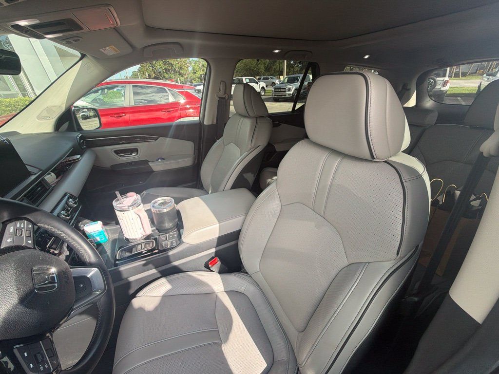 Used 2025 Honda Pilot Elite image 9