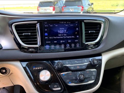 Used 2017 Chrysler Pacifica Touring-L FWD image 28