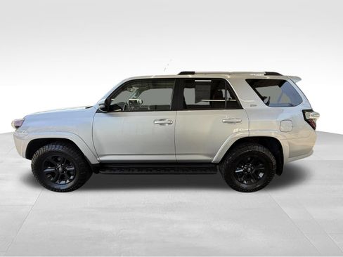 Used 2022 Toyota 4Runner SR5 Premium w/ Moonroof Package AWD/4WD image 9
