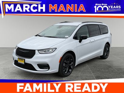 New 2026 Chrysler Pacifica Select w/ S Appearance Package