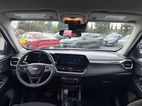 Used 2025 Chevrolet TrailBlazer LT FWD image 32