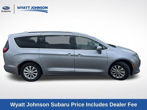 Used 2019 Chrysler Pacifica Touring-L FWD image 6