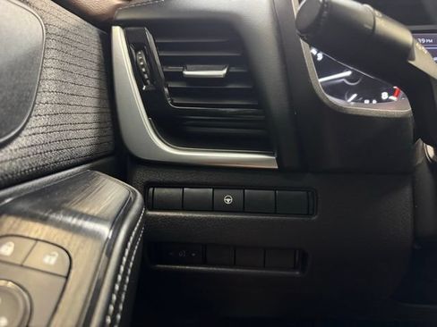 Used 2023 Nissan Rogue SV FWD image 15