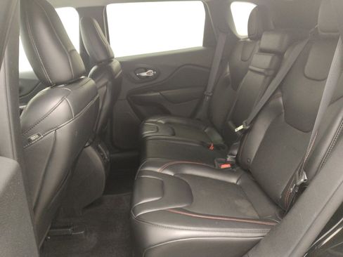 Used 2019 Jeep Cherokee Trailhawk w/ Comfort/Convenience Group AWD/4WD image 18