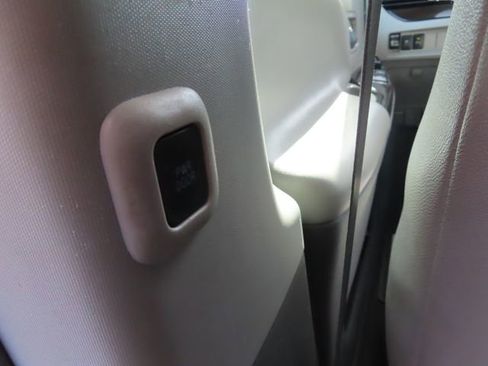 Used 2018 Toyota Sienna XLE Premium w/ Carpet Mat Package image 40