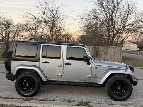 Used 2013 Jeep Wrangler Unlimited Sport image 1