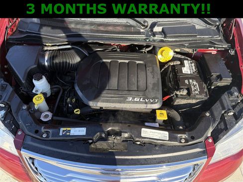 Used 2016 Chrysler Town & Country Touring-L image 11