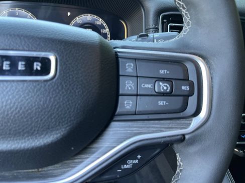 Used 2024 Jeep Wagoneer L Series II RWD image 24