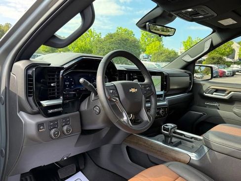 Used 2025 Chevrolet Silverado 1500 High Country w/ Technology Package AWD/4WD image 16