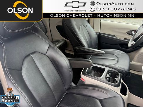 Used 2024 Chrysler Pacifica Touring-L image 18