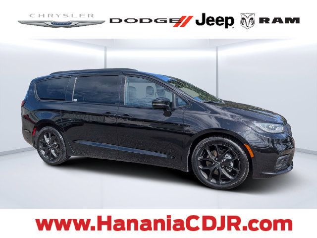 Used 2025 Chrysler Pacifica Limited FWD image 1