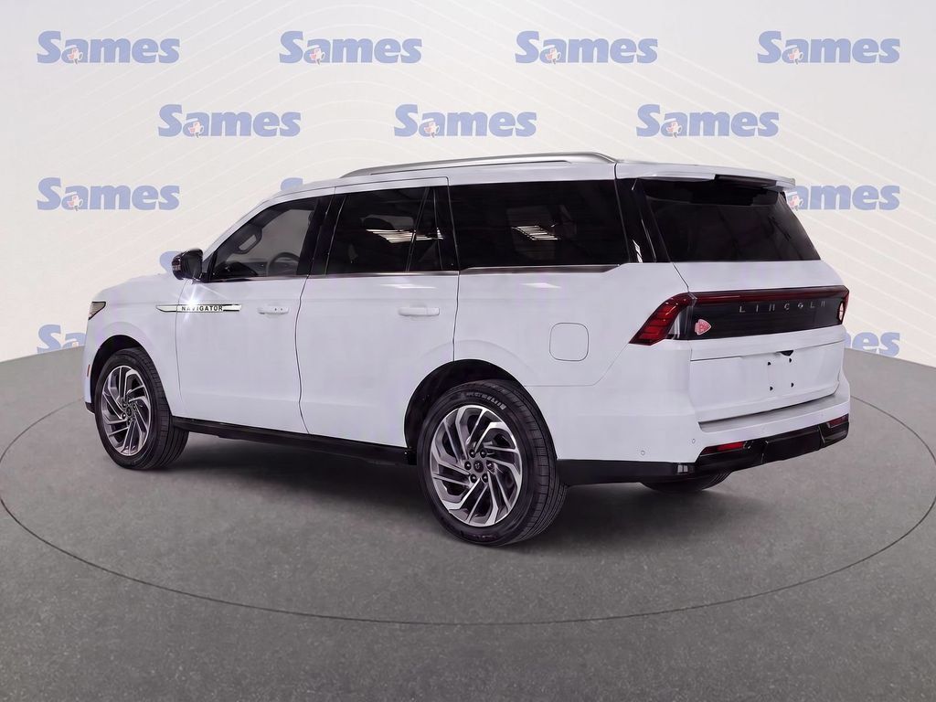 Used 2025 Lincoln Navigator Reserve AWD/4WD image 4