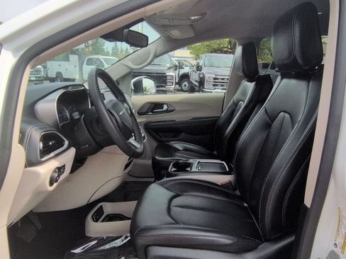 Used 2023 Chrysler Pacifica Touring-L FWD image 12