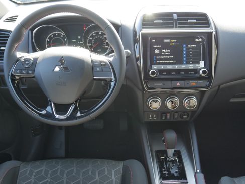 Used 2025 Mitsubishi Outlander Sport AWD image 15