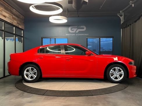 Used 2022 Dodge Charger SXT image 2