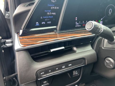 Used 2024 Cadillac Escalade ESV Premium Luxury image 25