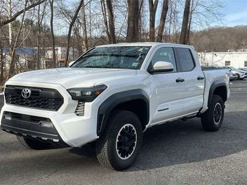 Used 2024 Toyota Tacoma TRD Off-Road image 3