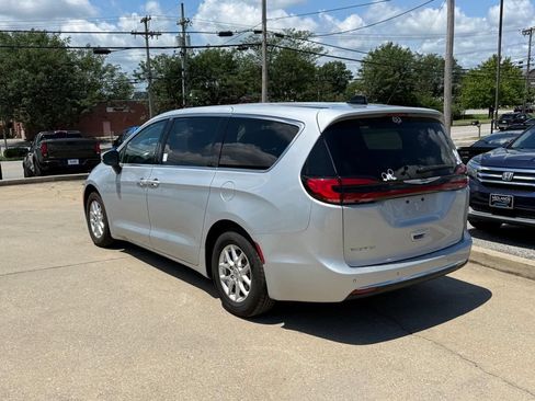 Used 2023 Chrysler Pacifica Touring-L FWD image 8