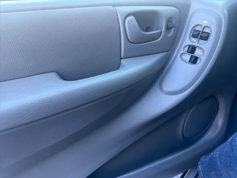 Used 2006 Chrysler Town & Country Touring image 16