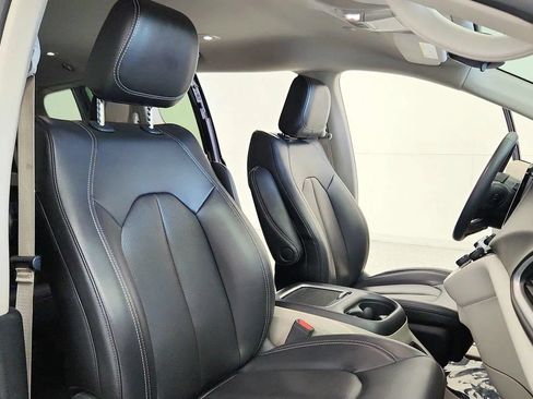 Used 2023 Chrysler Pacifica Touring-L FWD image 33