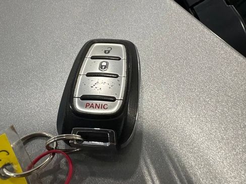 Used 2018 Chrysler Pacifica L FWD image 9