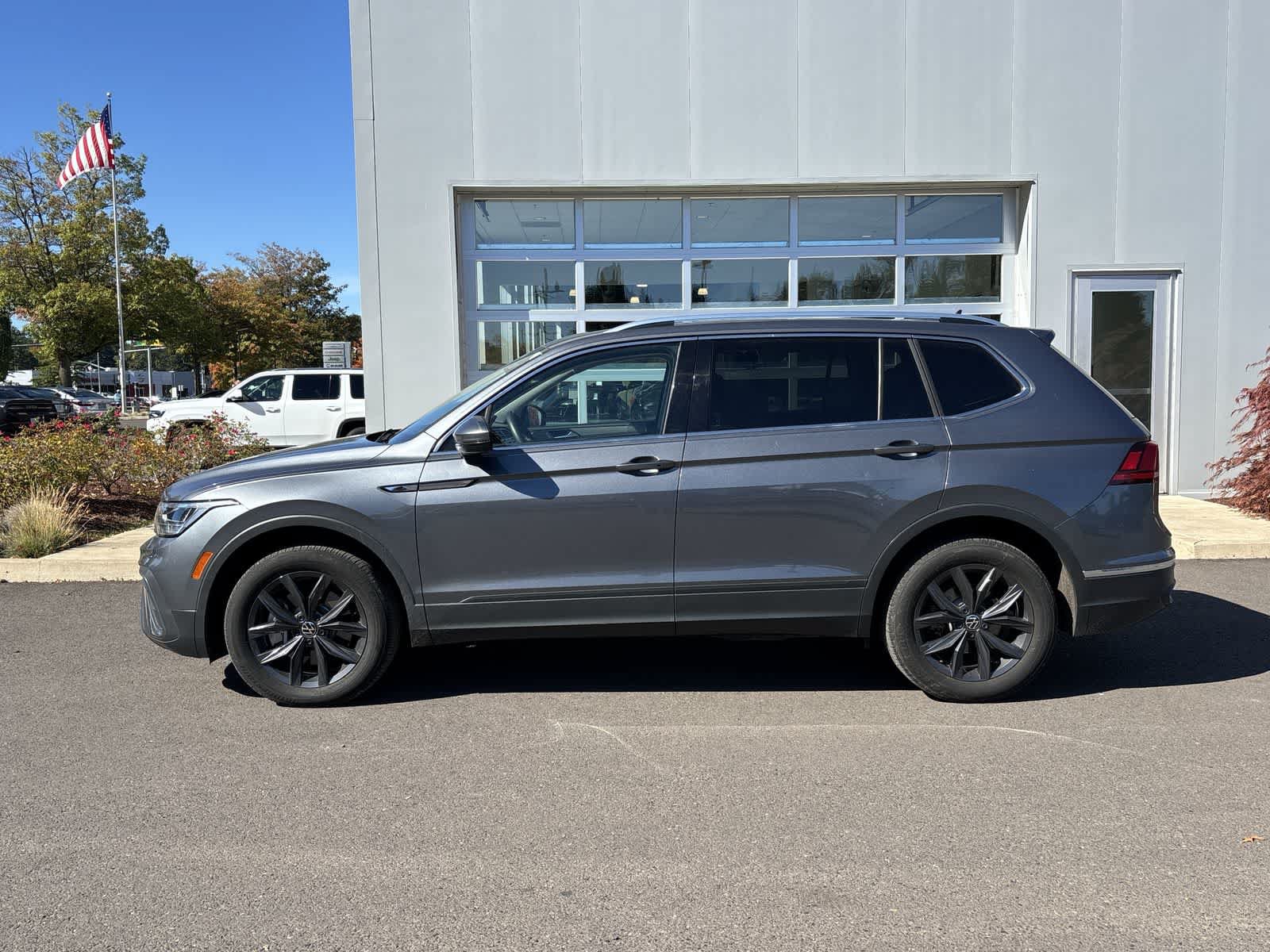 Used 2024 Volkswagen Tiguan SE AWD/4WD image 2