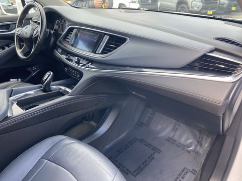 Used 2020 Buick Enclave Essence image 12