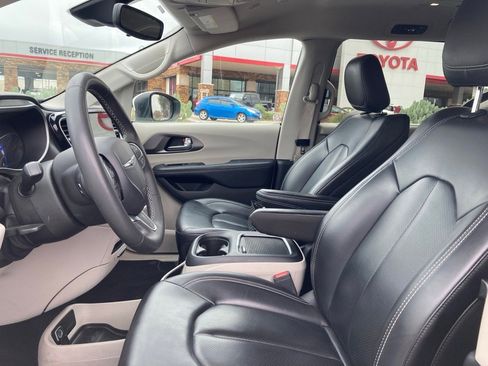 Used 2023 Chrysler Pacifica Touring-L image 10