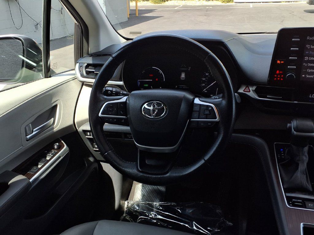 Certified 2024 Toyota Sienna XLE FWD image 25