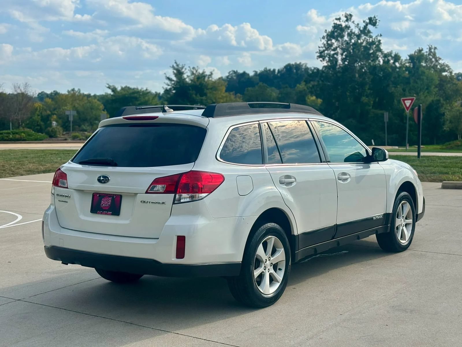 Used 2013 Subaru Outback 2.5i Limited AWD/4WD image 6