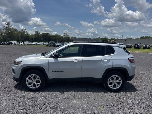Used 2024 Jeep Compass Latitude AWD/4WD image 2