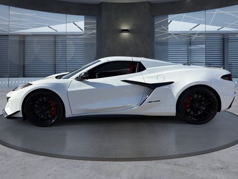 Used 2023 Chevrolet Corvette Z06 w/ Z07 Performance Package RWD image 3
