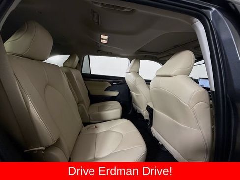 Used 2023 Toyota Highlander Limited FWD image 28