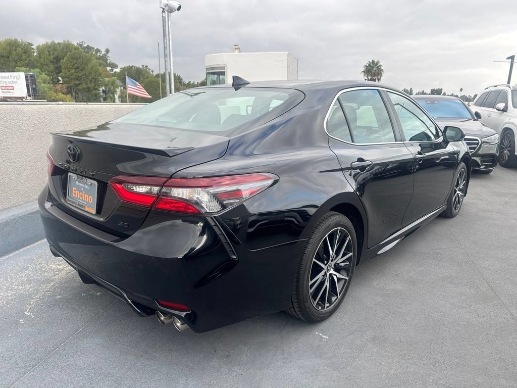 Used 2024 Toyota Camry SE w/ Convenience Package FWD image 5