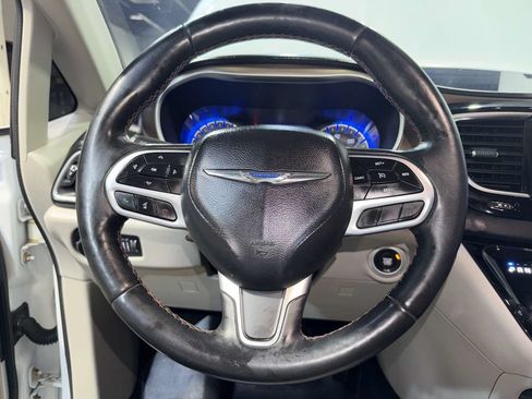Used 2017 Chrysler Pacifica Touring-L Plus w/ Tire & Wheel Group FWD image 18