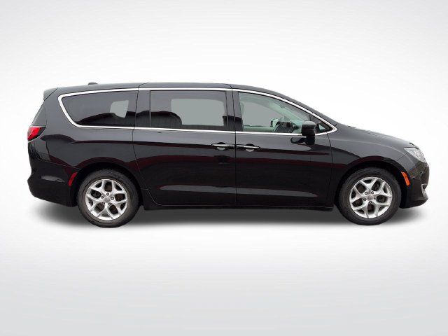 Used 2017 Chrysler Pacifica Touring Plus w/ Tire & Wheel Group FWD image 9