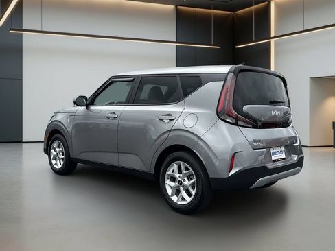 Used 2025 Kia Soul LX w/ LX Technology Package FWD image 3