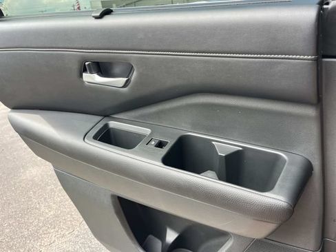 Used 2024 Nissan Pathfinder SL FWD image 23