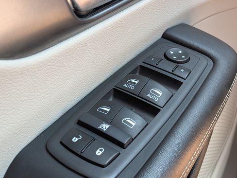 Used 2024 Chrysler Pacifica Touring-L FWD image 24
